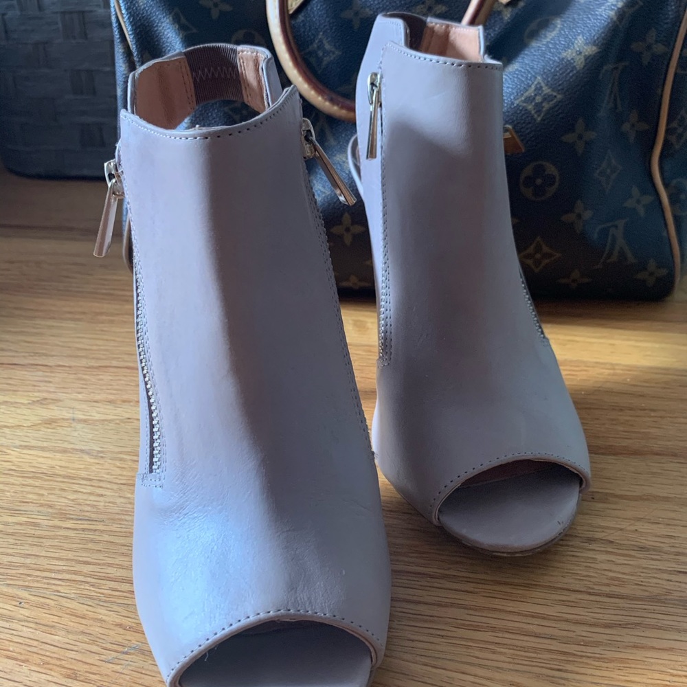 Cream Heel - Picture 2 of 3